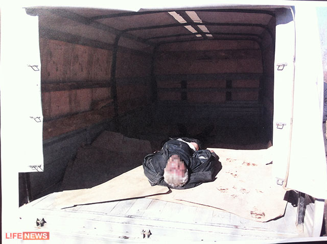 В сеть выложили фото, где в кузове «Газели» из Кумертау лежит разложившийся покойник, а потом в ней же везут продукты.