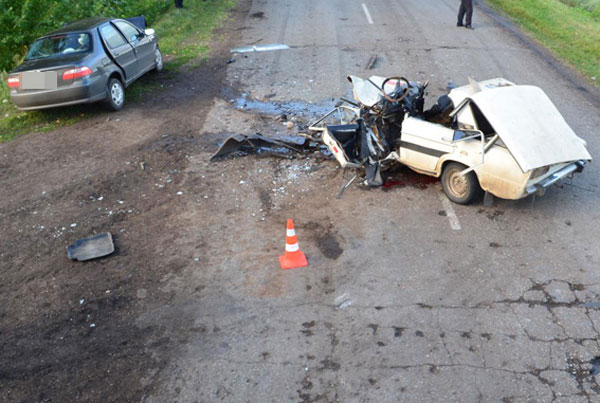 На трассе Верхнеяркеево-Семилетка разбились ВАЗ-2106  и "Фиат Альбеа". В аварии на трассе в Илишевском районе Башкирии погибли три человека.